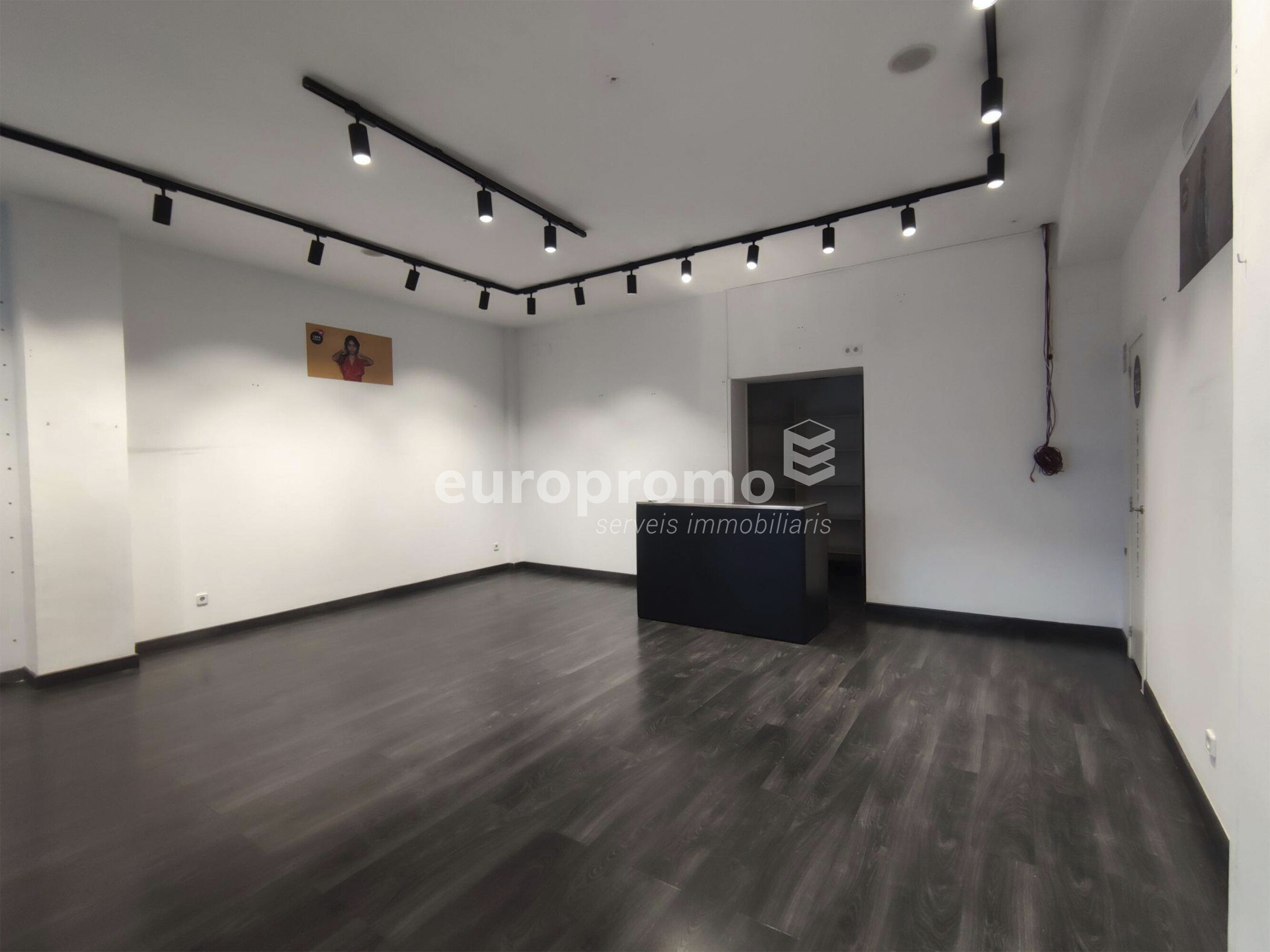 Local comercial de 116 m2 a la zona de l'Eixample!